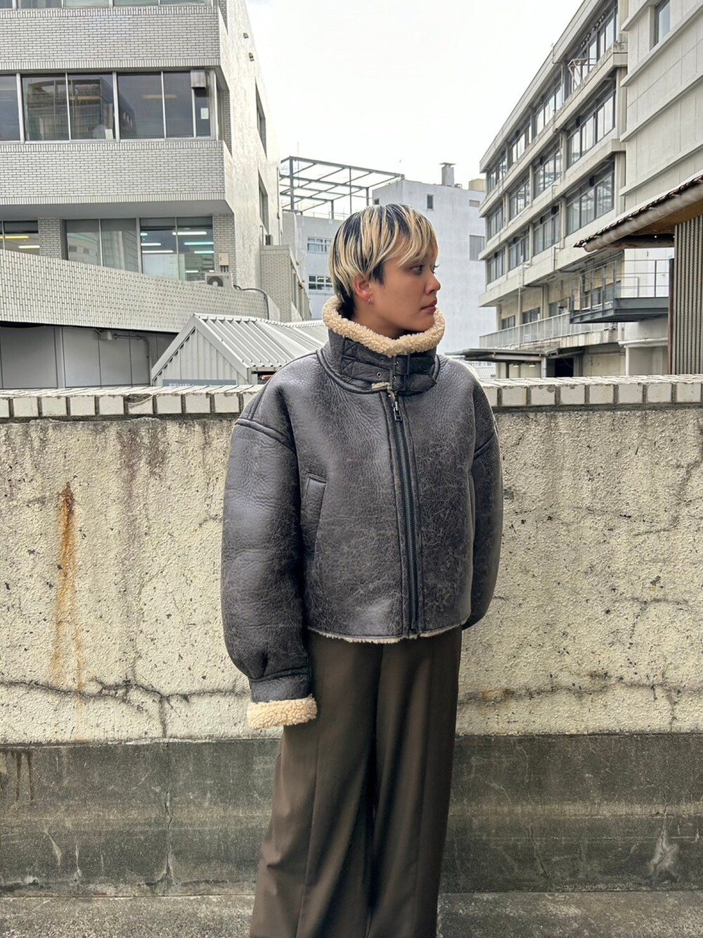 「スポーツミックス、秋コーデ、シンプルスタイル、秋服コーデ、ムートンコート、ムートン、ムートンジャケット、ワイドパンツ、ブラウンパンツ、ボア、ボアジャケット、ボアブルゾン」｜「BLACK BY MOUSSYのB3 fake mouton coat(ビースリーフェイクムートンコート)（ムートンコート、ブラック系）」を使った、BLACKBYMOUSSY_staffさん（レディース・158cm）の秋コーディネートの2枚目の写真