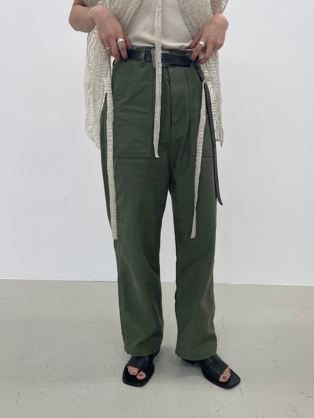 シルバー系のカーディガン/ボレロ、グリーン系のカーゴパンツ、ブラック系のサンダルを着用したレディースの春コーディネートの4枚目の写真