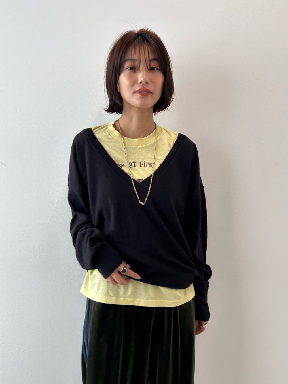 「スポーツミックス、秋コーデ、オトナカジュアル、秋冬コーデ、オトナ女子、大人コーデ、オーバーサイズ、レイヤードスタイル、ベロア、ベロアパンツ、ローファー、ジャージ」｜「BLACK BY MOUSSYのdeep v neck tops(ディープVネックトップス)（ニット/セーター、ブルー系）」を使った、BLACKBYMOUSSY_staffさん（レディース・158cm）の秋コーディネートの4枚目の写真