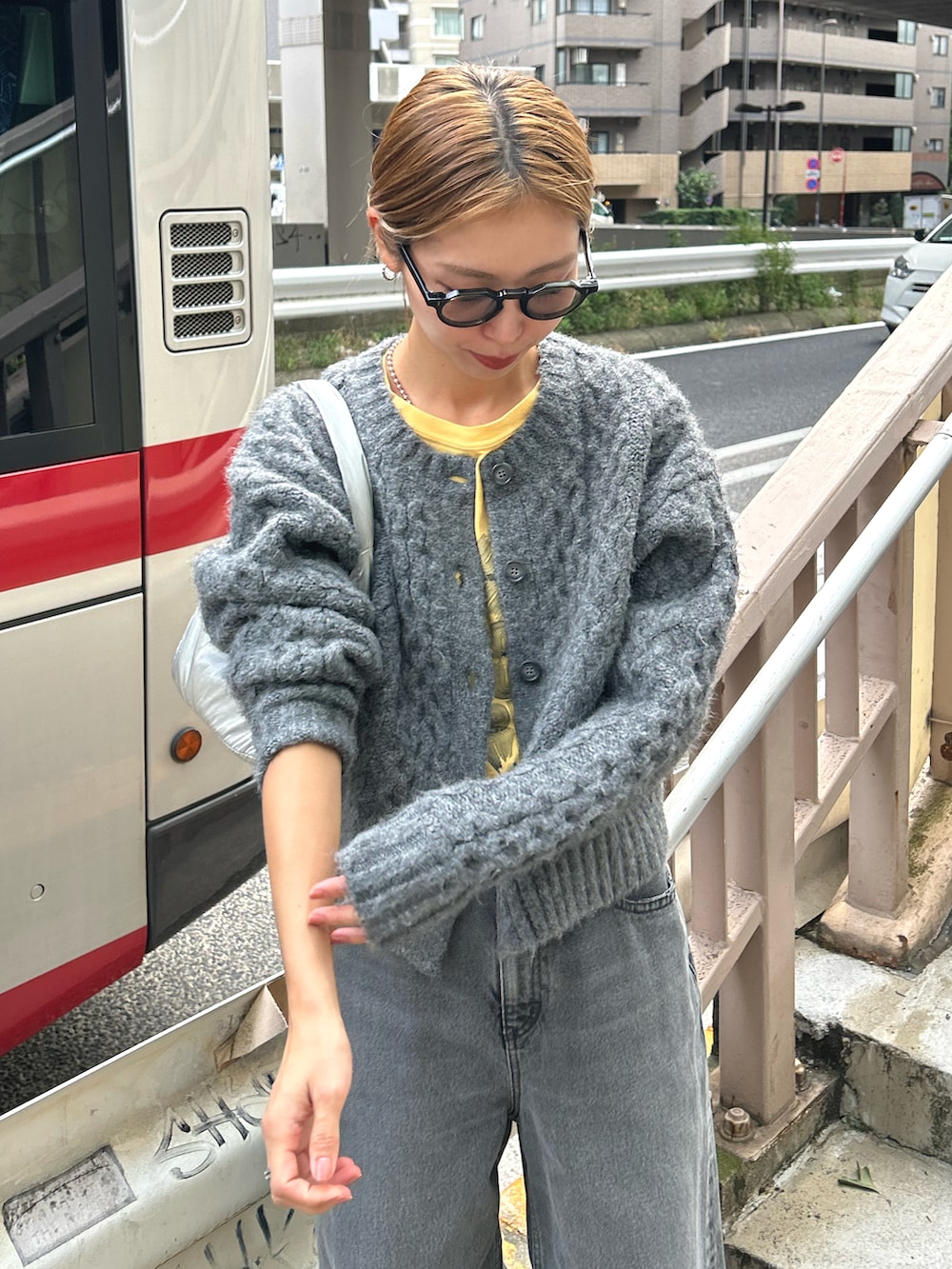 「デニム、秋コーデ、秋服コーデ、オトナ女子、シンプルスタイル、秋服、お出かけコーデ、シンプルコーデ、ワントーンコーデ、カジュアルコーデ、ブラックデニム、カーディガン、オールブラック」｜「BLACK BY MOUSSYのRoll-up Denim(ロールアップデニム)（デニムパンツ、ブラック系）」を使った、BLACKBYMOUSSY_staffさん（レディース・158cm）の秋コーディネートの2枚目の写真