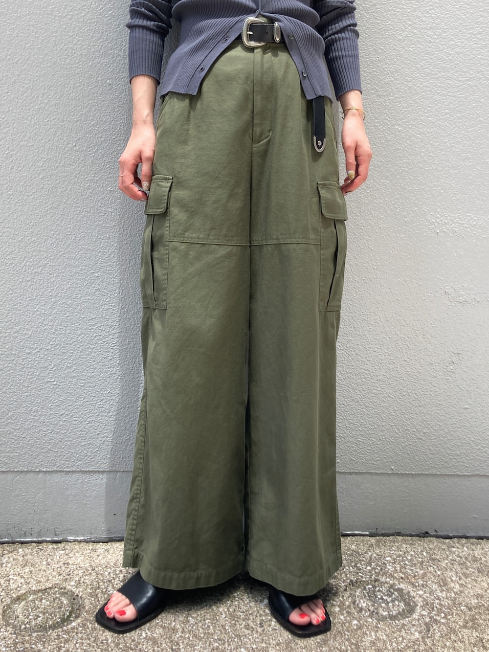 グリーン系のカーゴパンツ、グレー系のカーディガン/ボレロ、ブラック系のベルトを着用したレディースの夏コーディネートの3枚目の写真