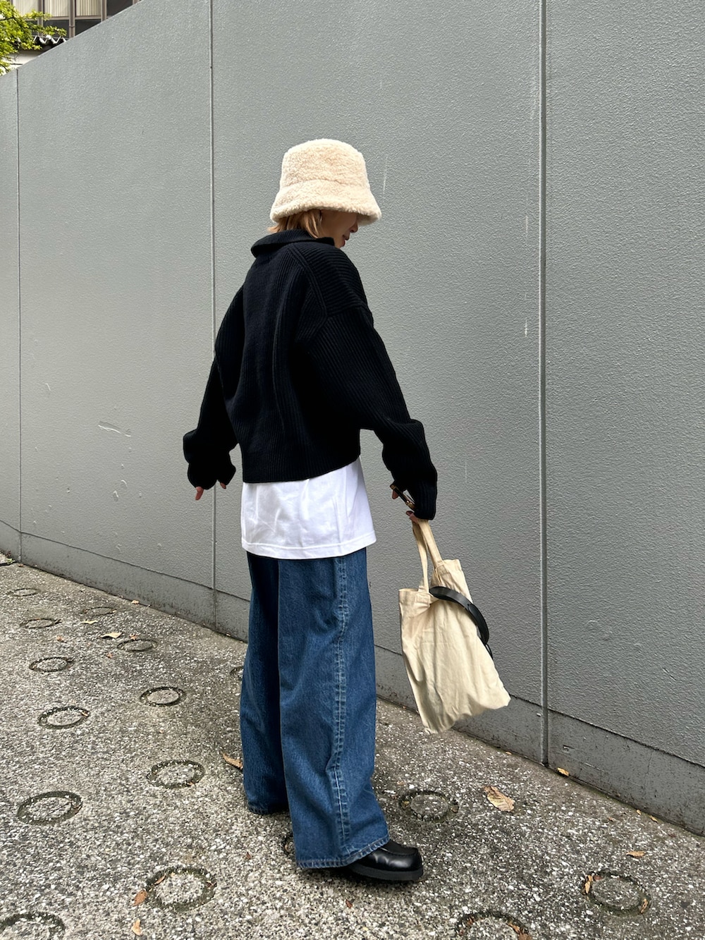 「テーマパークコーデ、おでかけコーデ、秋服、秋冬コーデ、低身長コーデ、ラクチンコーデ、低身長女子、オトナ女子、シンプルスタイル、シンプルコーデ、ニット、デニム、デニムパンツ」｜「BLACK BY MOUSSYのhigh neck aze knit tops(ハイネックアゼニットトップス)（ニット/セーター、ブラック系）」を使った、BLACKBYMOUSSY_staffさん（レディース・158cm）の秋コーディネートの3枚目の写真
