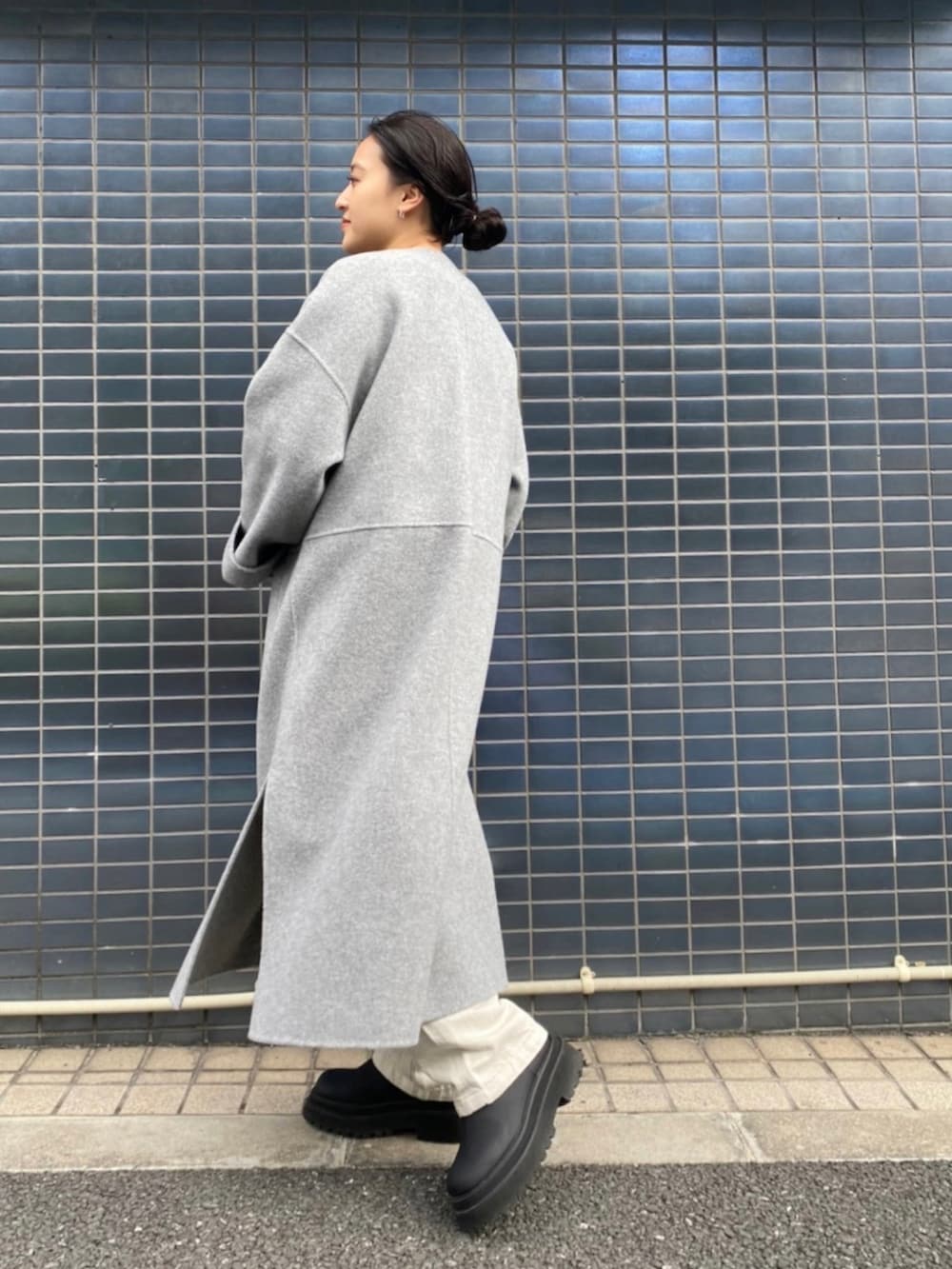 ホワイト系のデニムパンツ、グレー系のノーカラーコートを着用したレディースの秋コーディネートの2枚目の写真