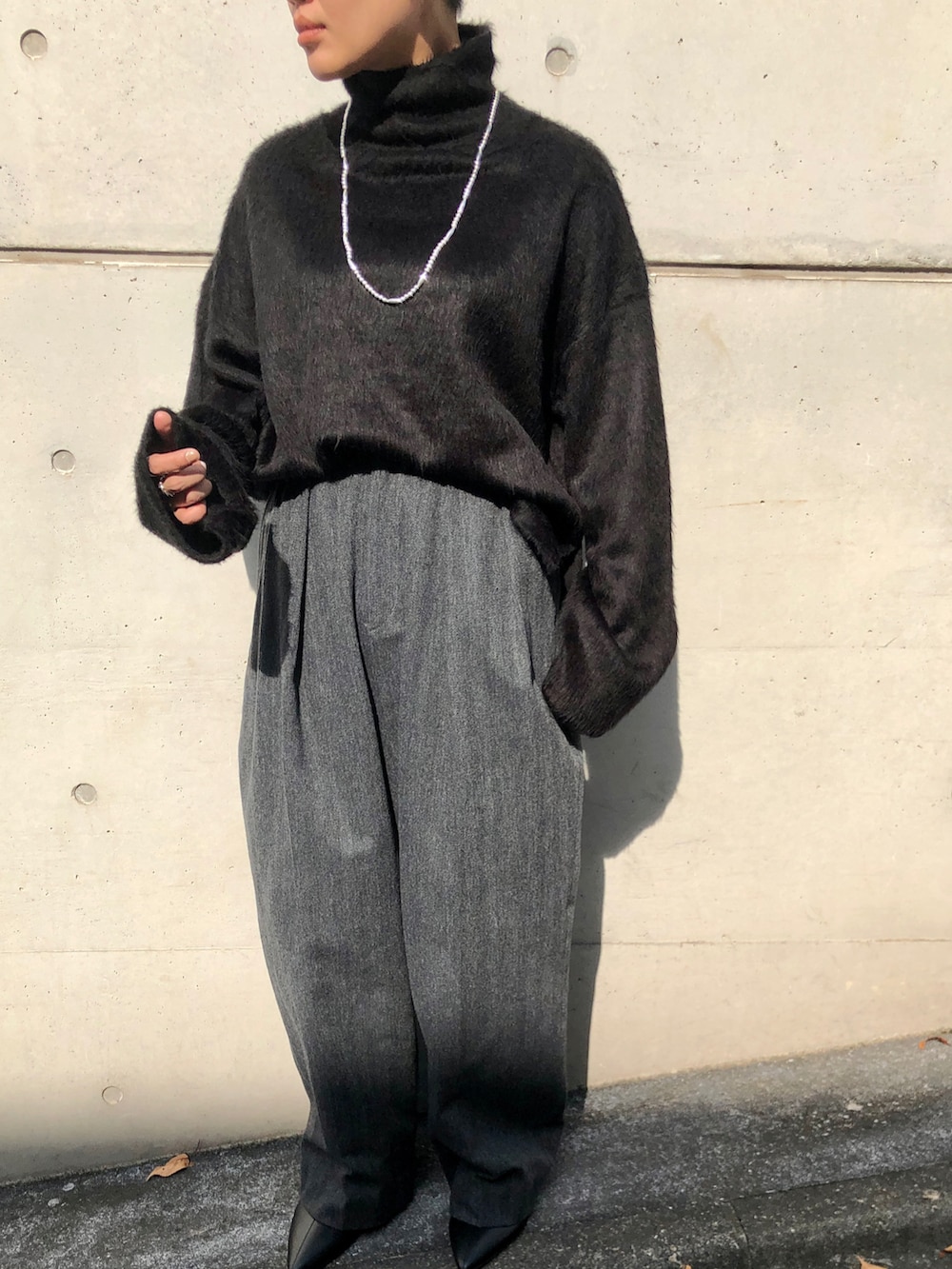 グレー系のその他パンツ、ブラック系のTシャツ/カットソーを着用したレディースの秋コーディネートの2枚目の写真