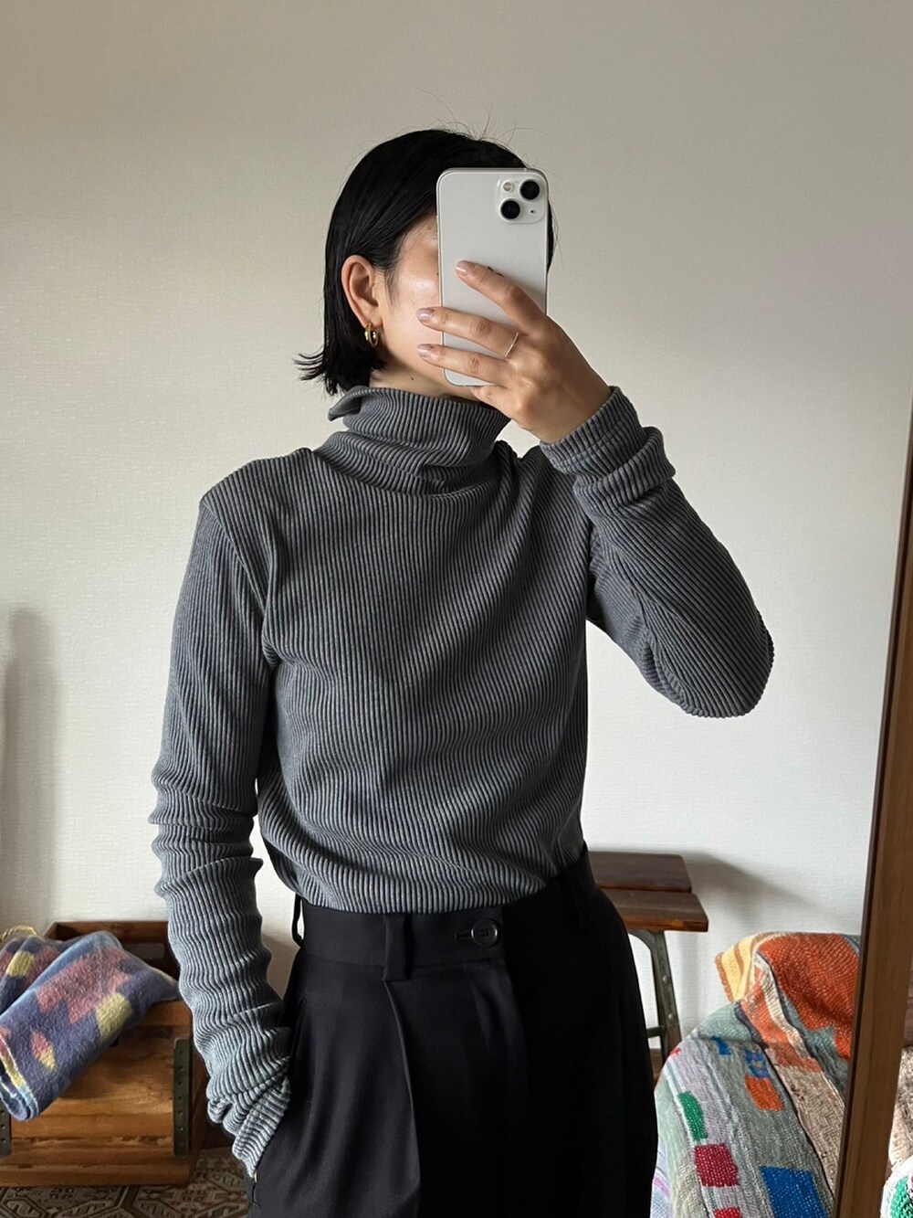 「秋コーデ、シンプルスタイル、グレー、カーディガン、シンプルコーデ、大人カジュアル、オフィススタイル」｜「BLACK BY MOUSSYのmanyway turtle neck tops(メニーウェイタートルネックトップス)（Tシャツ/カットソー、ブルー系）」を使った、BLACKBYMOUSSY_staffさん（レディース・158cm）の秋コーディネートの3枚目の写真