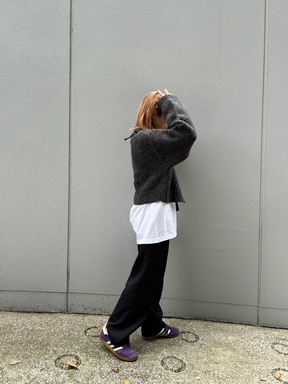 「モノトーン、モノトーンコーデ、モノクロ、カーディガン、ニット、おでかけコーデ、秋服、秋冬コーデ、低身長コーデ、ラクチンコーデ」｜「BLACK BY MOUSSYのwool compact cardigan(ウールコンパクトカーディガン)（カーディガン/ボレロ、ブラック系）」を使った、BLACKBYMOUSSY_staffさん（レディース・158cm）の秋コーディネートの2枚目の写真