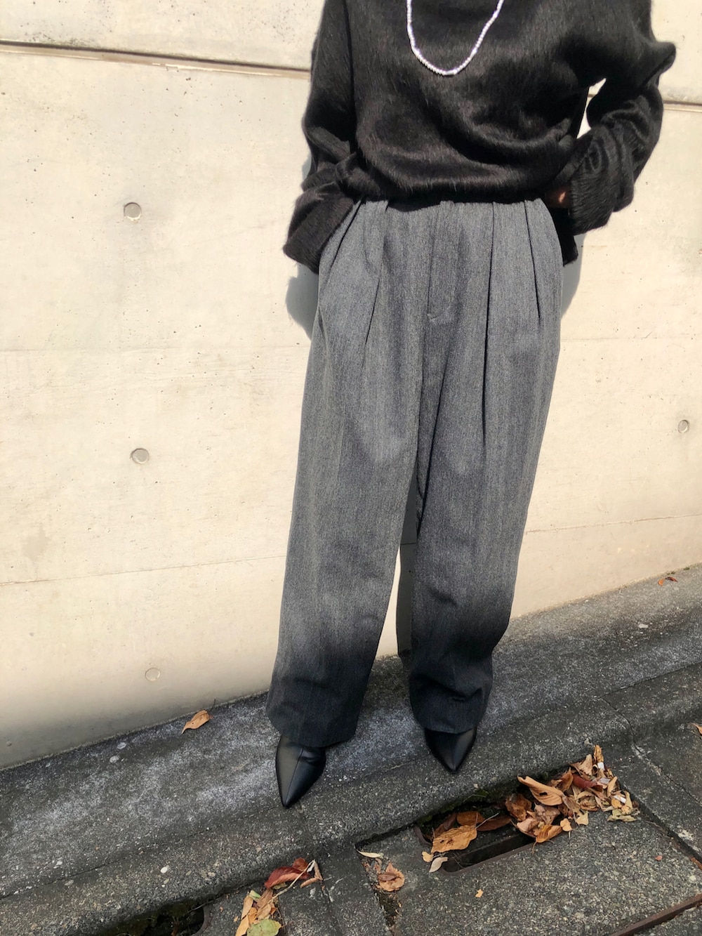 グレー系のその他パンツ、ブラック系のTシャツ/カットソーを着用したレディースの秋コーディネートの3枚目の写真