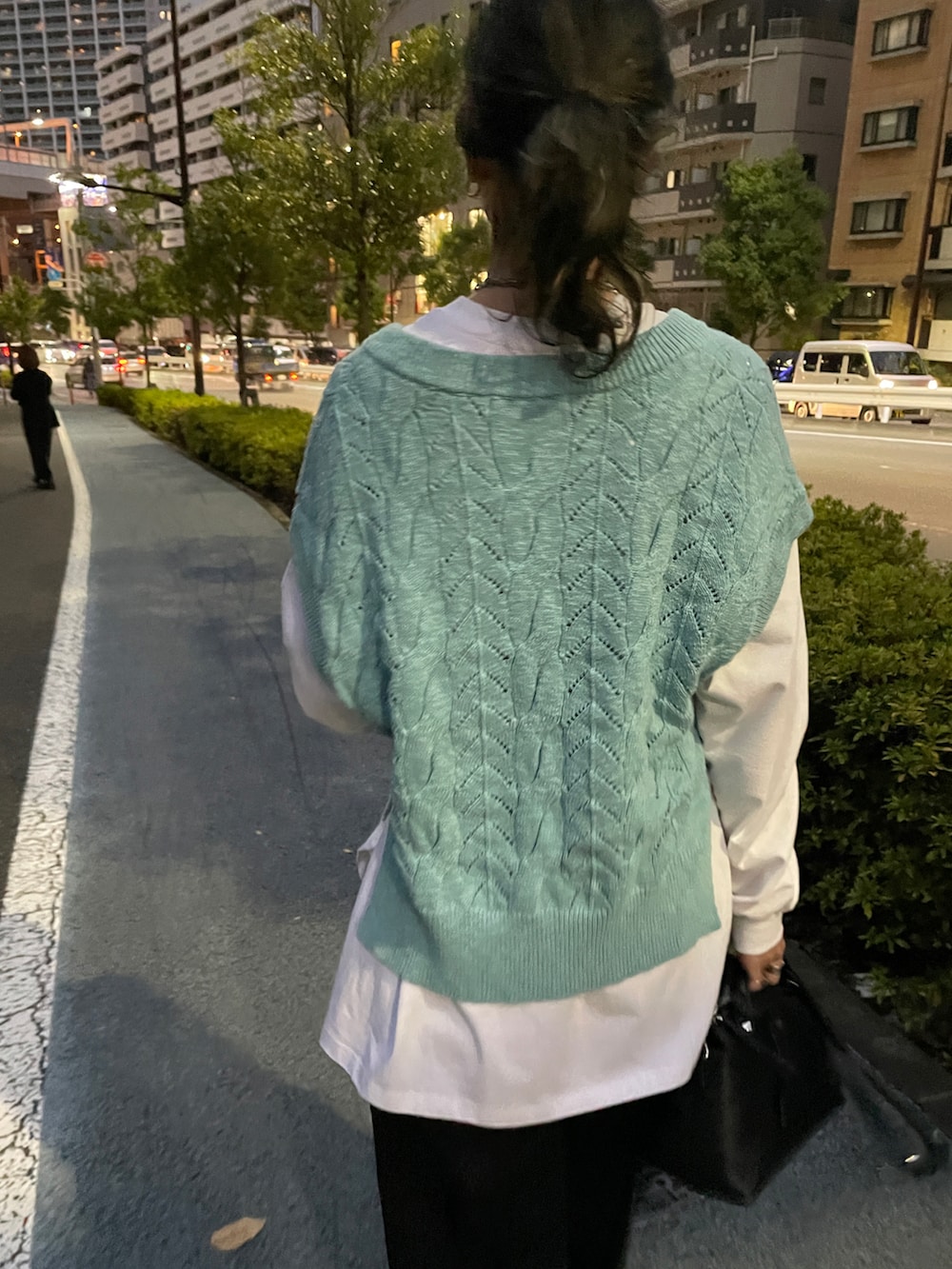 ホワイト系のTシャツ/カットソー、ブラック系のその他パンツ、ブルー系のベストを着用したレディースの冬コーディネートの3枚目の写真