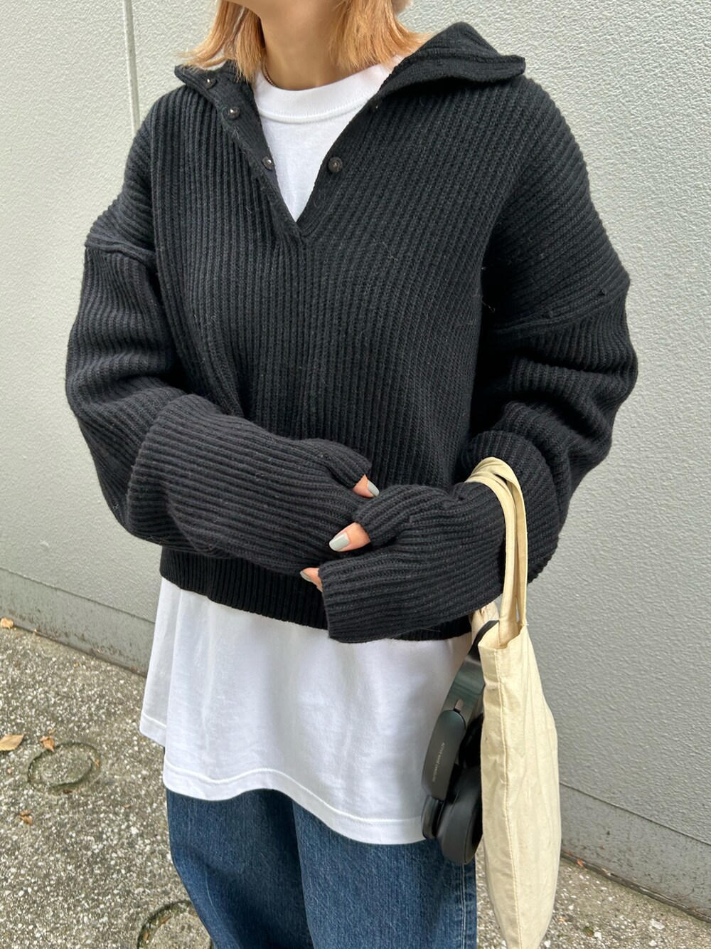 「テーマパークコーデ、おでかけコーデ、秋服、秋冬コーデ、低身長コーデ、ラクチンコーデ、低身長女子、オトナ女子、シンプルスタイル、シンプルコーデ、ニット、デニム、デニムパンツ」｜「BLACK BY MOUSSYのhigh neck aze knit tops(ハイネックアゼニットトップス)（ニット/セーター、ブラック系）」を使った、BLACKBYMOUSSY_staffさん（レディース・158cm）の秋コーディネートの4枚目の写真