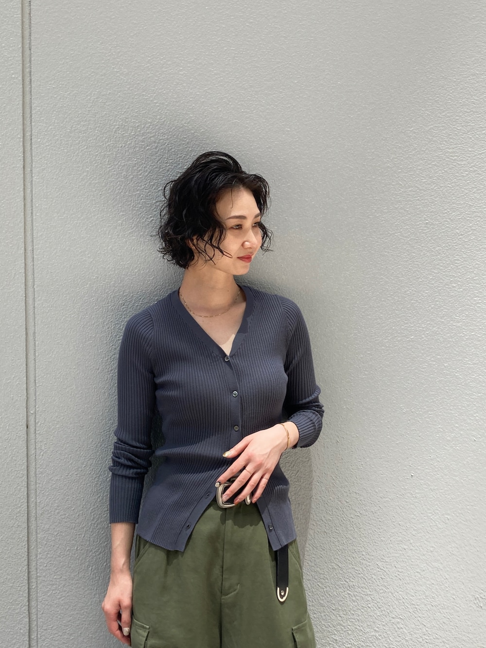 グリーン系のカーゴパンツ、グレー系のカーディガン/ボレロ、ブラック系のベルトを着用したレディースの夏コーディネートの2枚目の写真