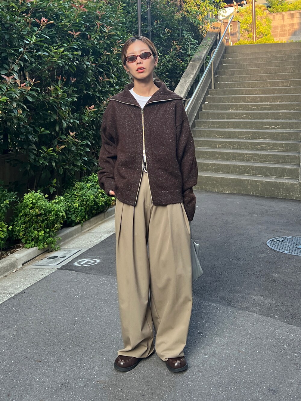 「オトナカジュアル、シンプルスタイル、休日スタイル、秋っぽコーデ更新中、カーディガン、ブラウン、ニットカーディガン、ワントーンコーデ」｜「BLACK BY MOUSSYのzip knit tops(ジップニットトップス)（ニット/セーター、ブラウン系）」を使った、BLACKBYMOUSSY_staffさん（レディース・158cm）の秋コーディネートの2枚目の写真