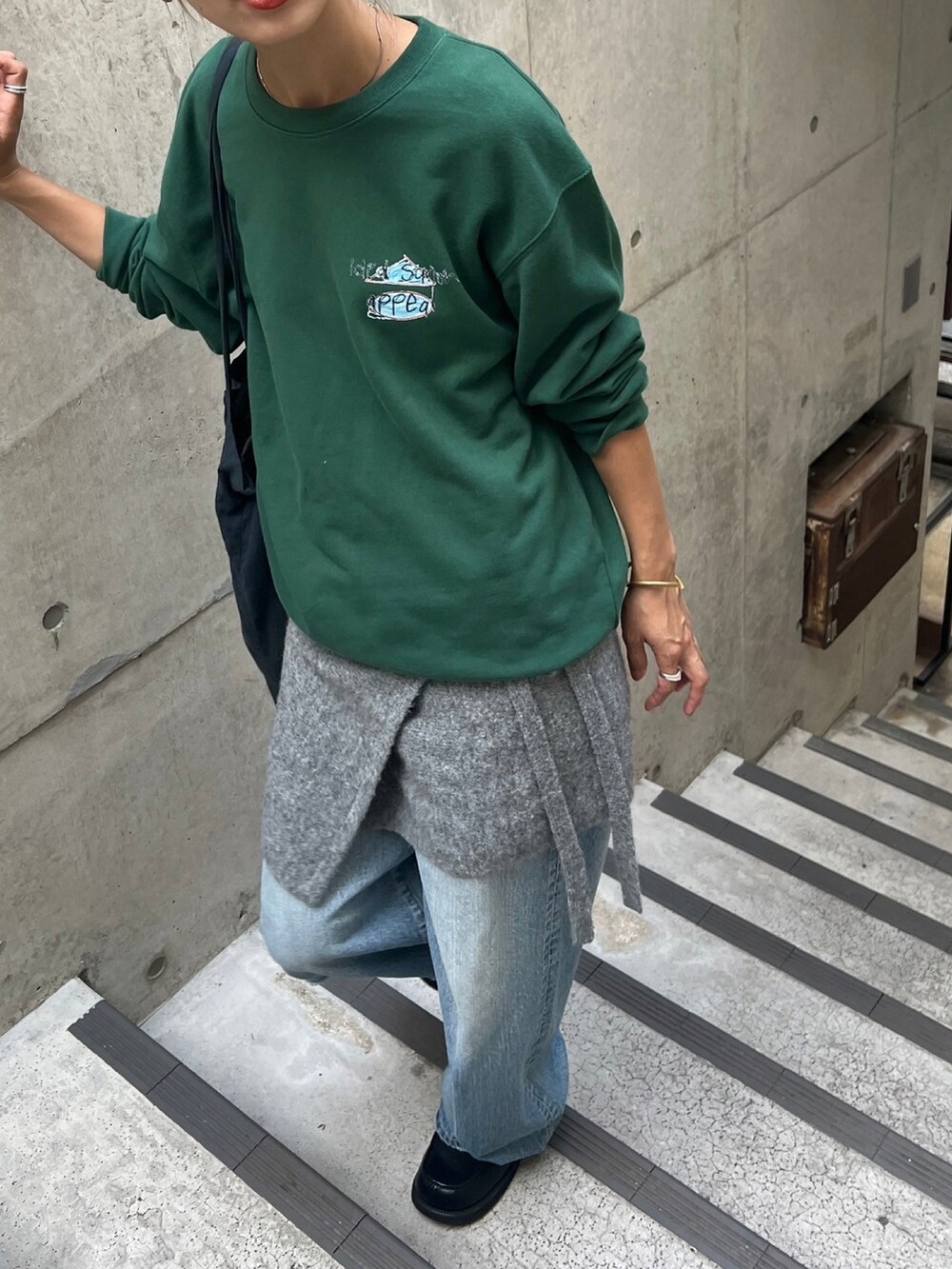 「スポーツミックス、秋コーデ、テーマパークコーデ、秋服コーデ、ラクチンコーデ、大人コーデ、レイヤードスタイル、スウェット、スウェットコーデ、デニム、デニムパンツ」｜「BLACK BY MOUSSYのmessenger pull over(メッセンジャープルオーバー)（スウェット、グリーン系）」を使った、BLACKBYMOUSSY_staffさん（レディース・158cm）の秋コーディネートの2枚目の写真