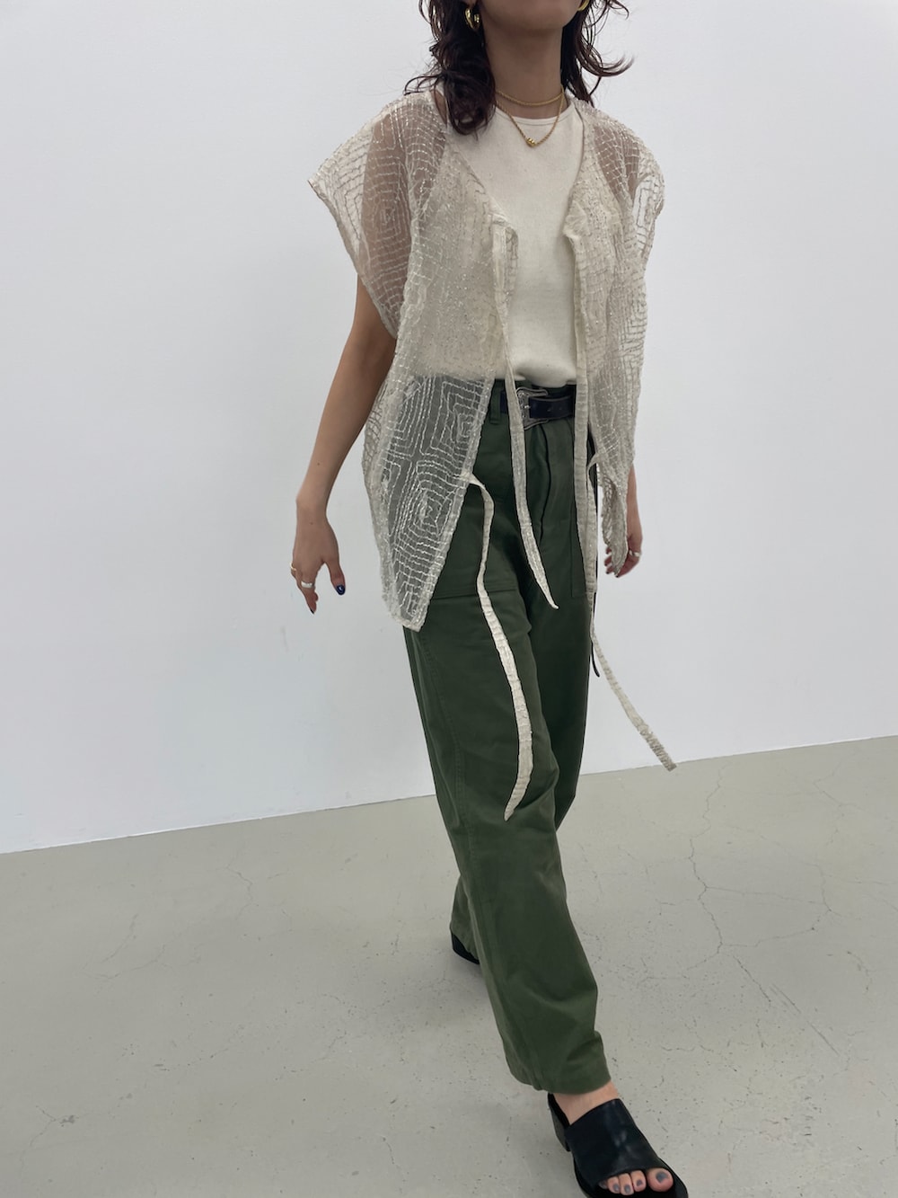 シルバー系のカーディガン/ボレロ、グリーン系のカーゴパンツ、ブラック系のサンダルを着用したレディースの春コーディネートの2枚目の写真