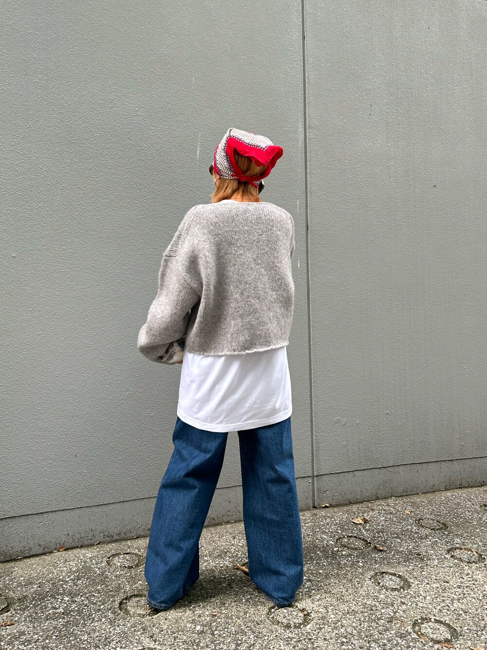 「淡色コーデ、テーマパークコーデ、おでかけコーデ、秋服、秋冬コーデ、低身長コーデ、ラクチンコーデ、きれいめカジュアル、オトナ女子、低身長女子、シンプルスタイル、シンプルコーデ、レイヤードスタイル、レイヤード、デニム」｜「BLACK BY MOUSSYのcocoon sleeve knit tops(コクーンスリーブニットトップス)（ニット/セーター、グレー系）」を使った、BLACKBYMOUSSY_staffさん（レディース・158cm）の秋コーディネートの3枚目の写真
