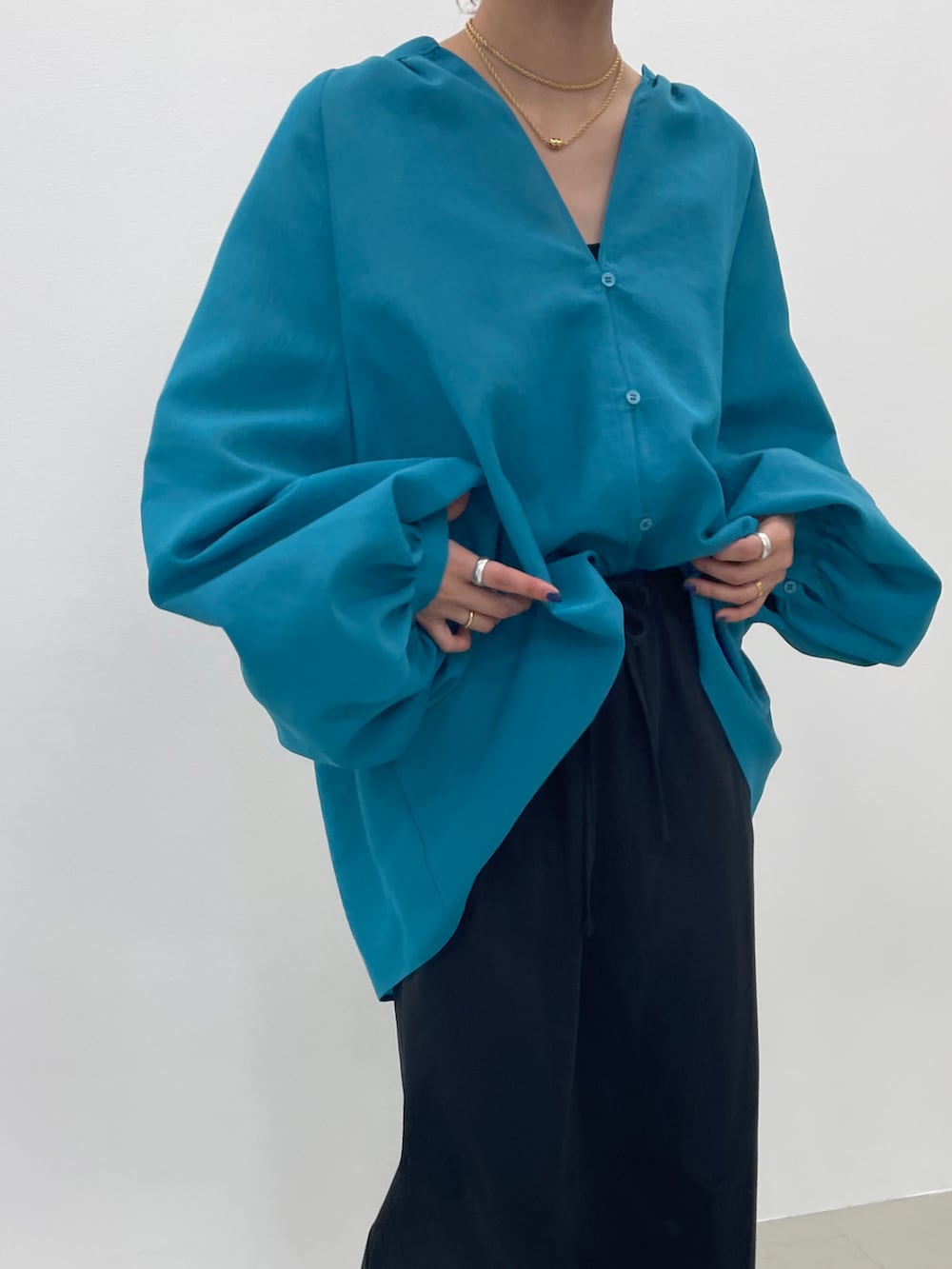 ブルー系のシャツ/ブラウス、ブラック系のスカートを着用したレディースの春コーディネートの2枚目の写真