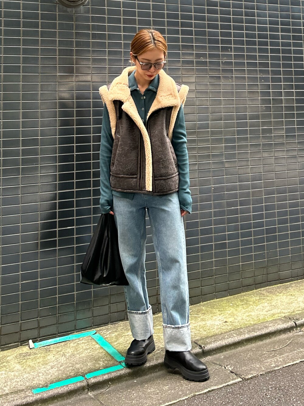「デニム、秋コーデ、レイヤードスタイル、秋服コーデ、お出かけコーデ、秋服、シンプルコーデ、秋冬、秋服準備はじめました、ベスト」｜「BLACK BY MOUSSYのside gore boots(サイドゴアブーツ)（ブーツ、ブラック系）」を使った、BLACKBYMOUSSY_staffさん（レディース・158cm）の秋コーディネートの4枚目の写真