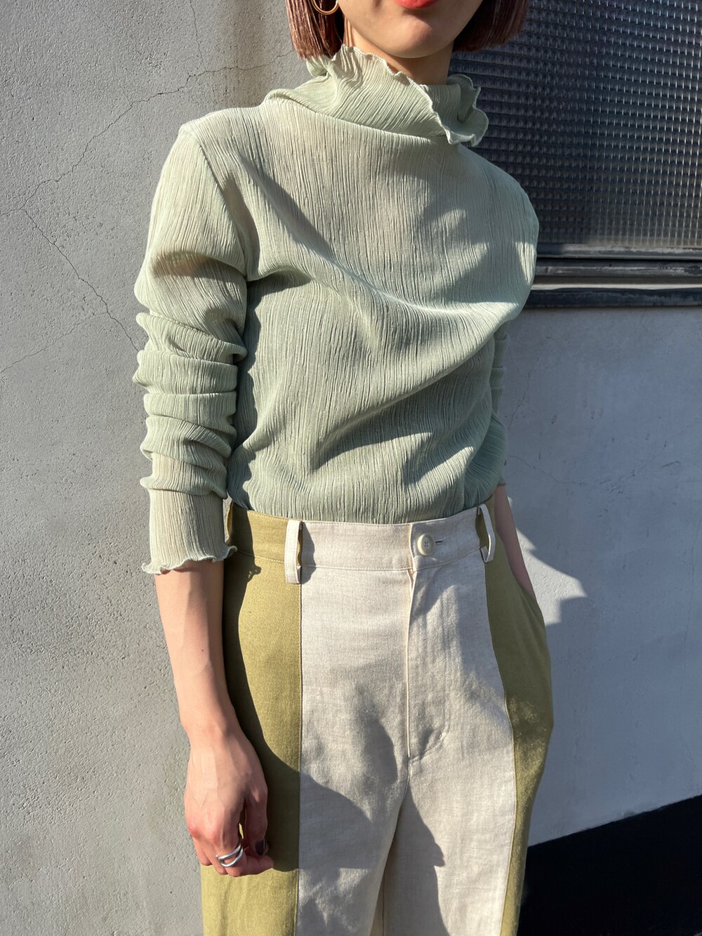 ベージュ系のその他パンツ、グリーン系のTシャツ/カットソー、グリーン系のサンダルを着用したレディースの夏コーディネートの3枚目の写真