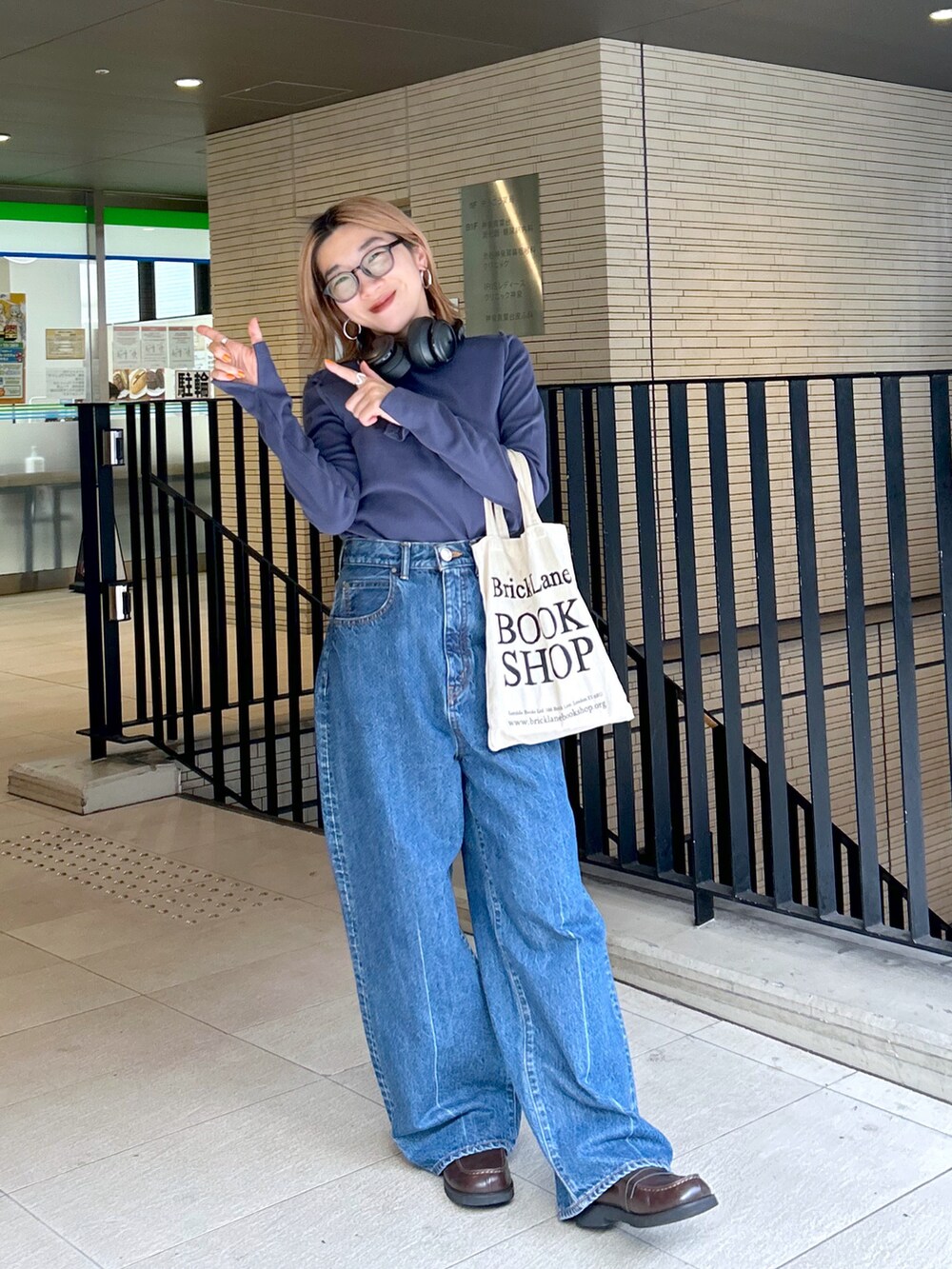 「デニム、秋コーデ、シンプルスタイル、秋服コーデ、オトナ女子、ワントーンコーデ、デニムパンツ、デニムコーデ、ワイドパンツ、ワイドデニム、ローファー、ロンT、カットソー、パープル」｜「BLACK BY MOUSSYのloose straight denim（ルーズストレートデニム）（デニムパンツ、ブルー系）」を使った、BLACKBYMOUSSY_staffさん（レディース・158cm）の秋コーディネートの3枚目の写真
