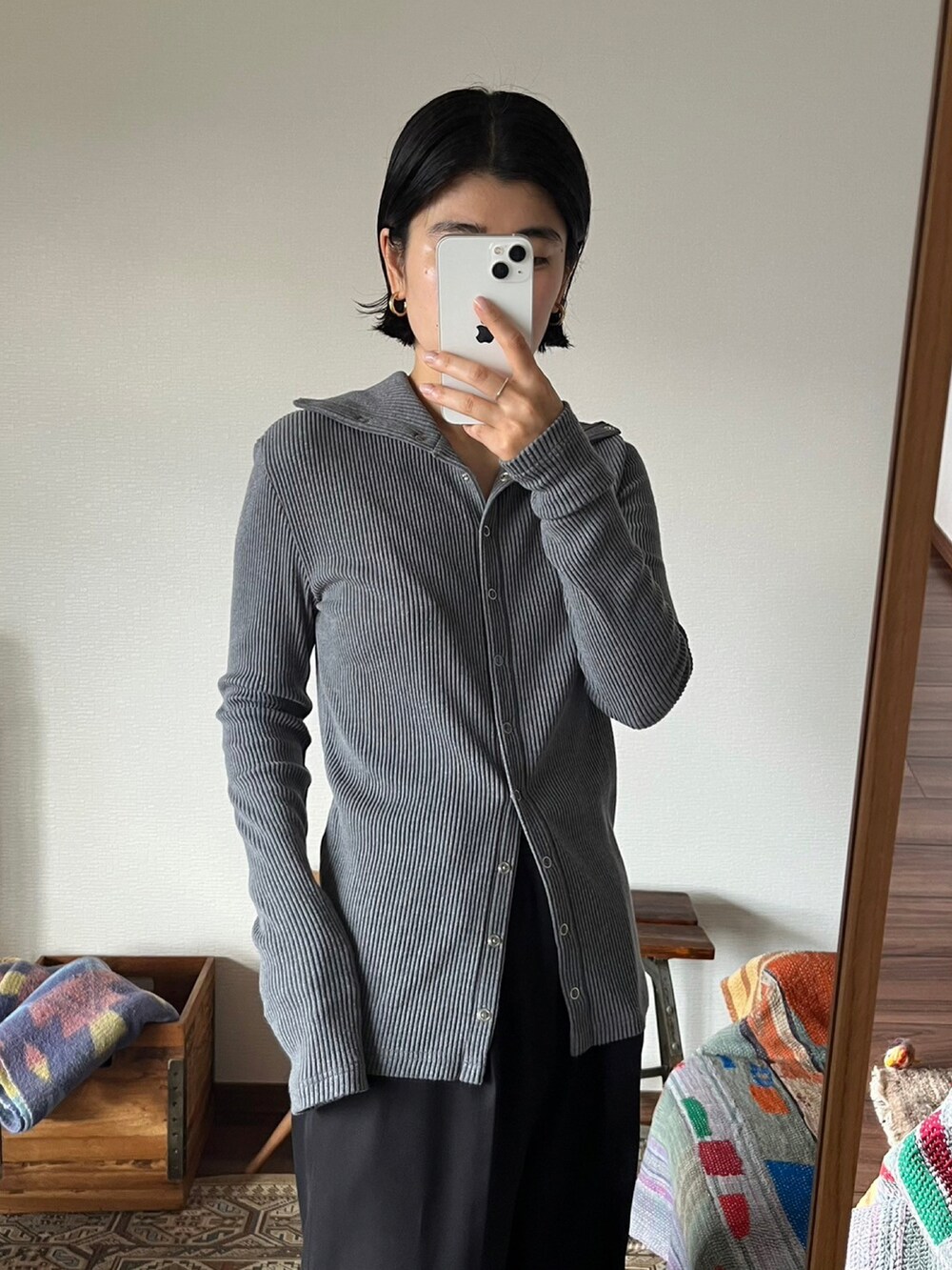「秋コーデ、シンプルスタイル、グレー、カーディガン、シンプルコーデ、大人カジュアル、オフィススタイル」｜「BLACK BY MOUSSYのmanyway turtle neck tops(メニーウェイタートルネックトップス)（Tシャツ/カットソー、ブルー系）」を使った、BLACKBYMOUSSY_staffさん（レディース・158cm）の秋コーディネートの2枚目の写真