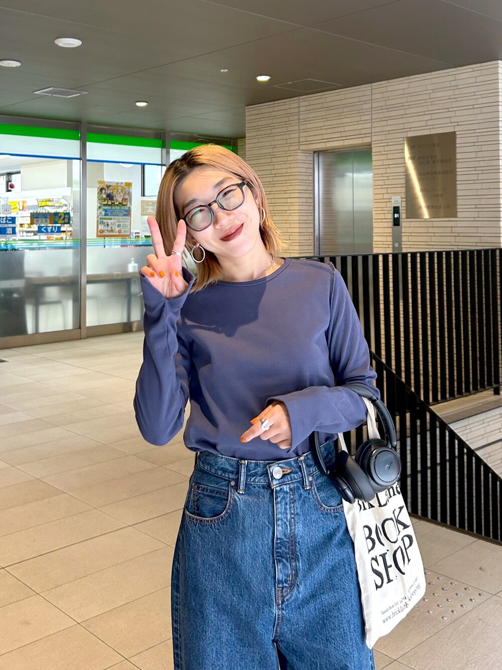 「デニム、秋コーデ、シンプルスタイル、秋服コーデ、オトナ女子、ワントーンコーデ、デニムパンツ、デニムコーデ、ワイドパンツ、ワイドデニム、ローファー、ロンT、カットソー、パープル」｜「BLACK BY MOUSSYのloose straight denim（ルーズストレートデニム）（デニムパンツ、ブルー系）」を使った、BLACKBYMOUSSY_staffさん（レディース・158cm）の秋コーディネートの4枚目の写真