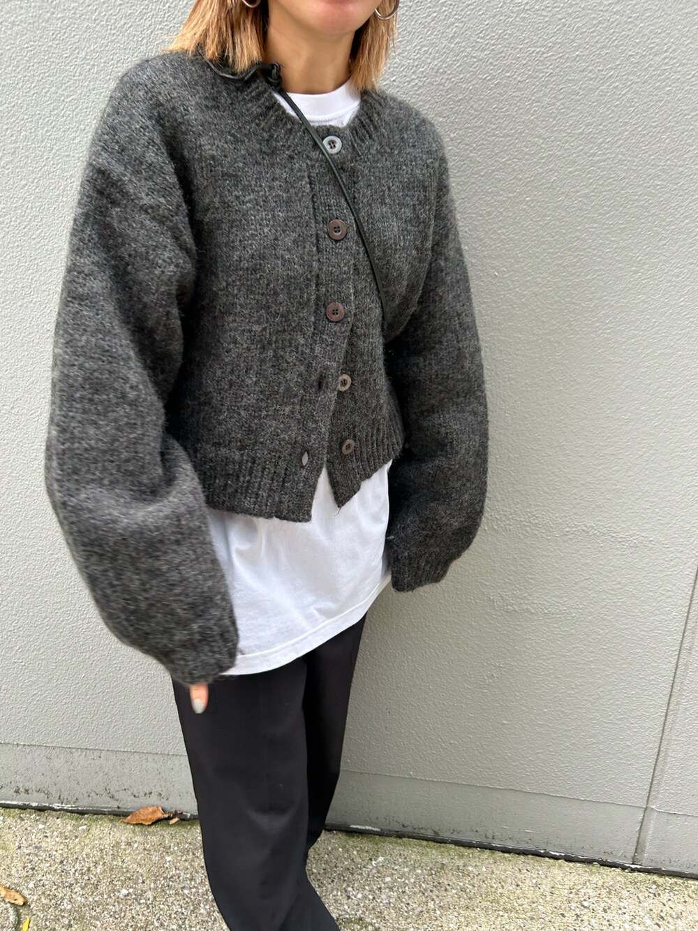「モノトーン、モノトーンコーデ、モノクロ、カーディガン、ニット、おでかけコーデ、秋服、秋冬コーデ、低身長コーデ、ラクチンコーデ」｜「BLACK BY MOUSSYのwool compact cardigan(ウールコンパクトカーディガン)（カーディガン/ボレロ、ブラック系）」を使った、BLACKBYMOUSSY_staffさん（レディース・158cm）の秋コーディネートの3枚目の写真