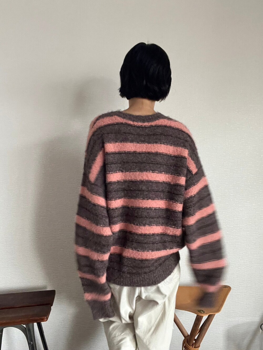 「秋コーデ、ボーダー、ボーダートップス、カラーコーデ、カラーニット、カラー×コーデ、ブラウン、ブラウンコーデ、ブラウン色に染まれ、ピンク、ピンクコーデ、秋のコーデ、ニット」｜「BLACK BY MOUSSYのborder knit tops(ボーダーニットトップス)（ニット/セーター、ピンク系）」を使った、BLACKBYMOUSSY_staffさん（レディース・158cm）の秋コーディネートの2枚目の写真