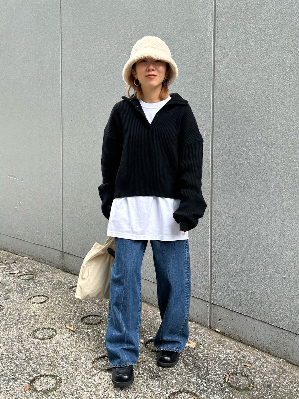 「テーマパークコーデ、おでかけコーデ、秋服、秋冬コーデ、低身長コーデ、ラクチンコーデ、低身長女子、オトナ女子、シンプルスタイル、シンプルコーデ、ニット、デニム、デニムパンツ」｜「BLACK BY MOUSSYのhigh neck aze knit tops(ハイネックアゼニットトップス)（ニット/セーター、ブラック系）」を使った、BLACKBYMOUSSY_staffさん（レディース・158cm）の秋コーディネートの2枚目の写真