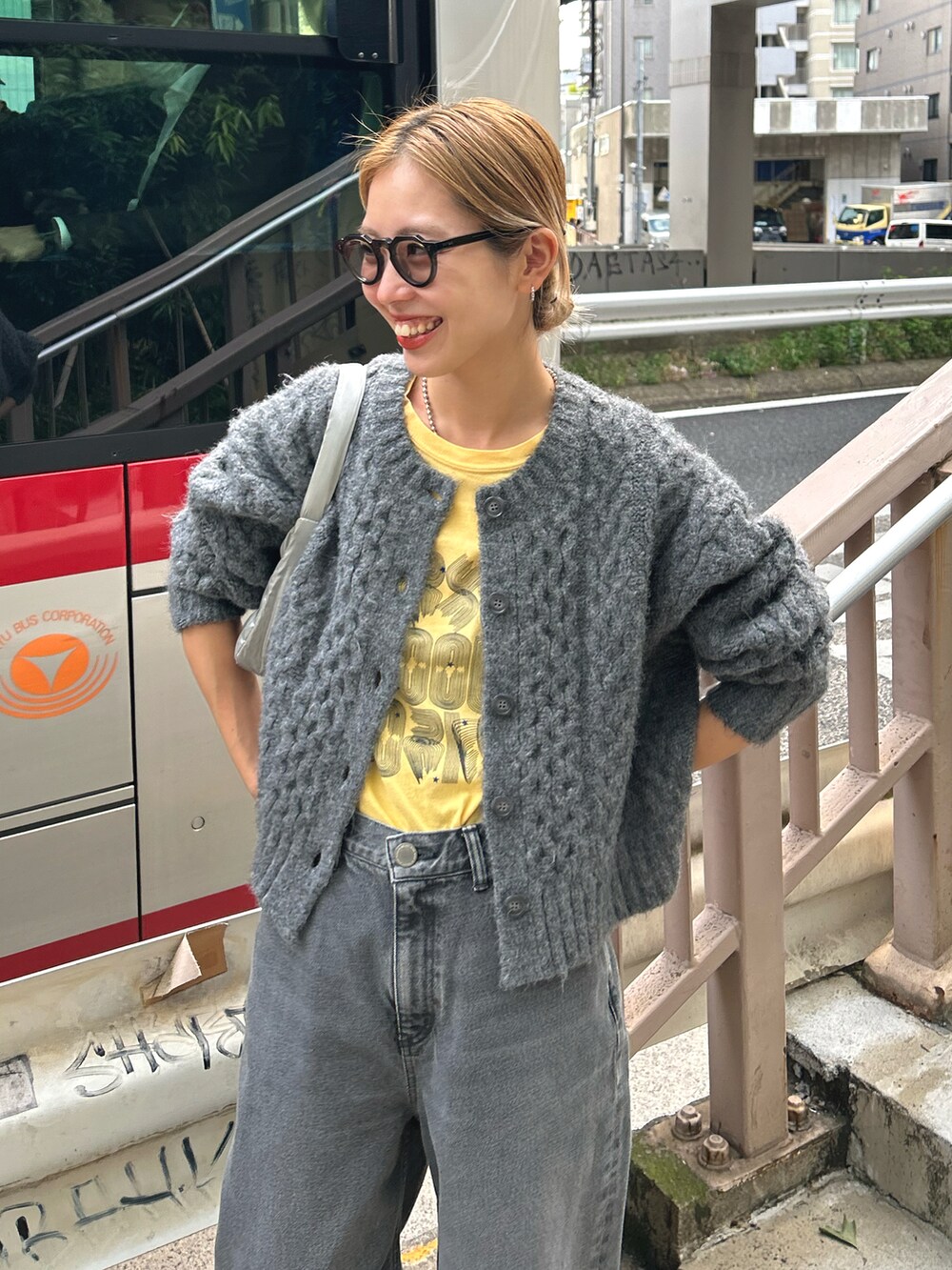 「デニム、秋コーデ、秋服コーデ、オトナ女子、シンプルスタイル、秋服、お出かけコーデ、シンプルコーデ、ワントーンコーデ、カジュアルコーデ、ブラックデニム、カーディガン、オールブラック」｜「BLACK BY MOUSSYのRoll-up Denim(ロールアップデニム)（デニムパンツ、ブラック系）」を使った、BLACKBYMOUSSY_staffさん（レディース・158cm）の秋コーディネートの3枚目の写真