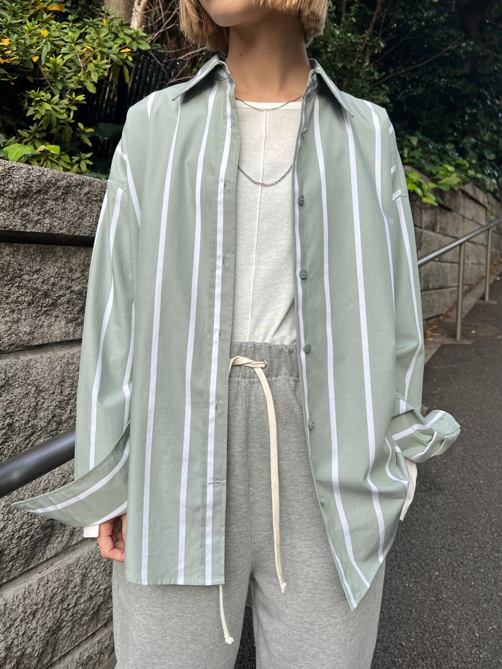 「オトナカジュアル、大人女子、パンツコーデ、休日コーデ、スウェット、スウエットパンツ、スクエアトゥ、シャツスタイル、シャツ、ストライプ、ストライプシャツ、きれいめカジュアル、春色」|「BLACK BY MOUSSYのsweat tapered pants(スウェットテーパードパンツ)(スウェットパンツ、グレー系)」を使った、BLACKBYMOUSSY_staffさん(レディース・158cm)の冬コーディネートの2枚目の写真