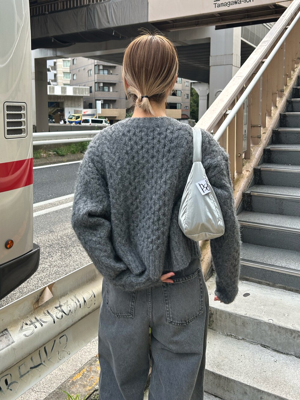 「デニム、秋コーデ、秋服コーデ、オトナ女子、シンプルスタイル、秋服、お出かけコーデ、シンプルコーデ、ワントーンコーデ、カジュアルコーデ、ブラックデニム、カーディガン、オールブラック」｜「BLACK BY MOUSSYのRoll-up Denim(ロールアップデニム)（デニムパンツ、ブラック系）」を使った、BLACKBYMOUSSY_staffさん（レディース・158cm）の秋コーディネートの4枚目の写真