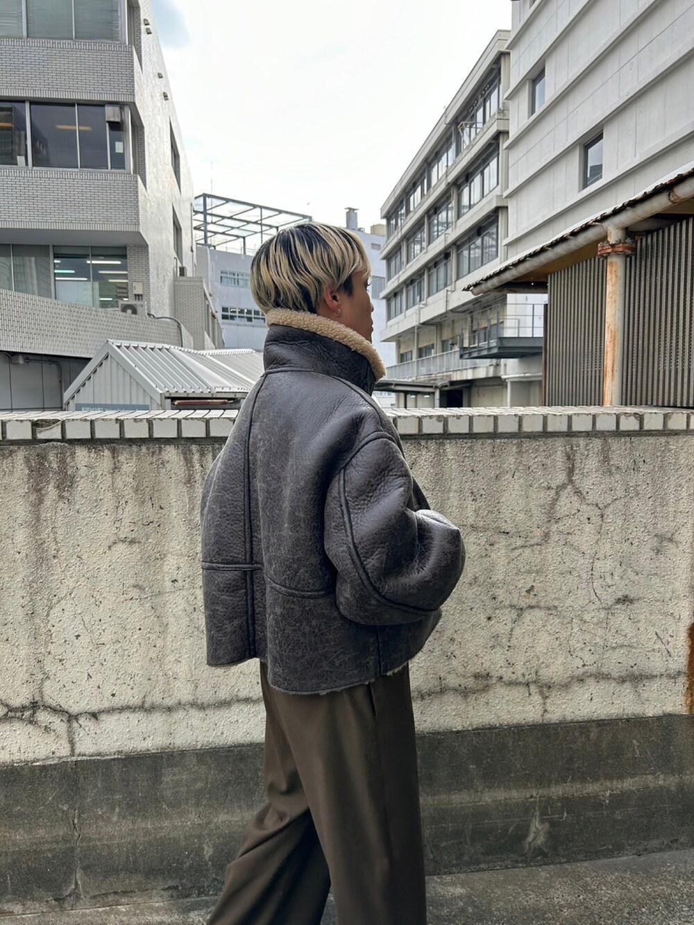 「スポーツミックス、秋コーデ、シンプルスタイル、秋服コーデ、ムートンコート、ムートン、ムートンジャケット、ワイドパンツ、ブラウンパンツ、ボア、ボアジャケット、ボアブルゾン」｜「BLACK BY MOUSSYのB3 fake mouton coat(ビースリーフェイクムートンコート)（ムートンコート、ブラック系）」を使った、BLACKBYMOUSSY_staffさん（レディース・158cm）の秋コーディネートの3枚目の写真
