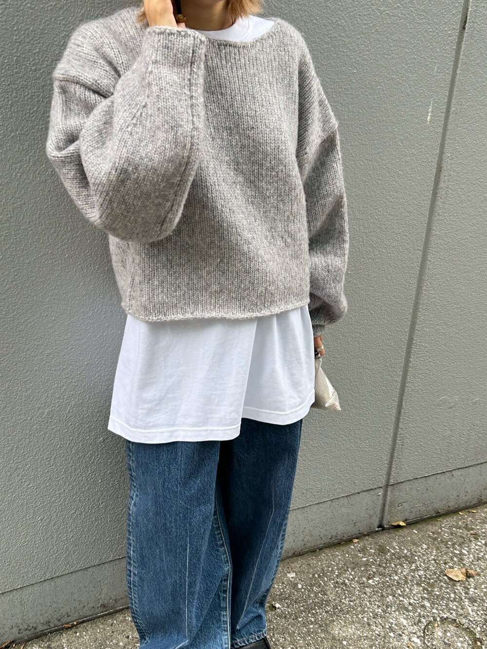 「淡色コーデ、テーマパークコーデ、おでかけコーデ、秋服、秋冬コーデ、低身長コーデ、ラクチンコーデ、きれいめカジュアル、オトナ女子、低身長女子、シンプルスタイル、シンプルコーデ、レイヤードスタイル、レイヤード、デニム」｜「BLACK BY MOUSSYのcocoon sleeve knit tops(コクーンスリーブニットトップス)（ニット/セーター、グレー系）」を使った、BLACKBYMOUSSY_staffさん（レディース・158cm）の秋コーディネートの4枚目の写真