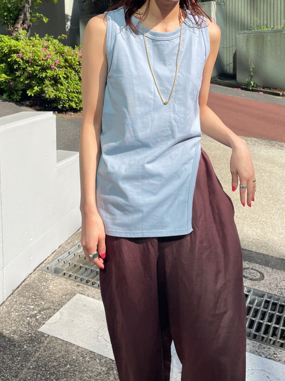 ブルー系のタンクトップ、ブラウン系のその他パンツを着用したレディースの夏コーディネートの3枚目の写真