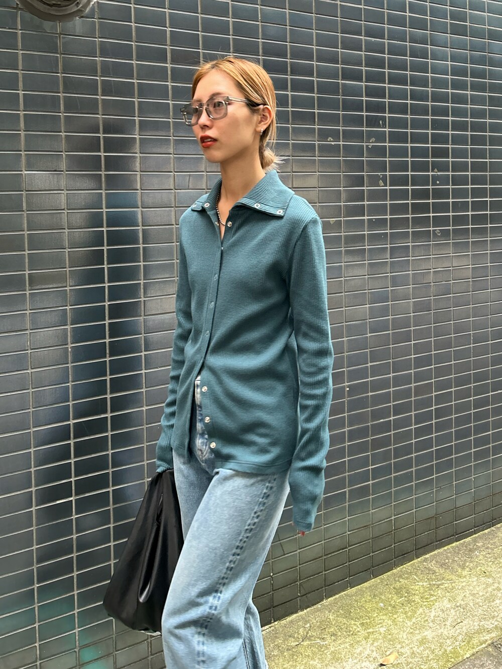 「デニム、秋コーデ、レイヤードスタイル、秋服コーデ、お出かけコーデ、秋服、シンプルコーデ、秋冬、秋服準備はじめました、ベスト」｜「BLACK BY MOUSSYのside gore boots(サイドゴアブーツ)（ブーツ、ブラック系）」を使った、BLACKBYMOUSSY_staffさん（レディース・158cm）の秋コーディネートの5枚目の写真