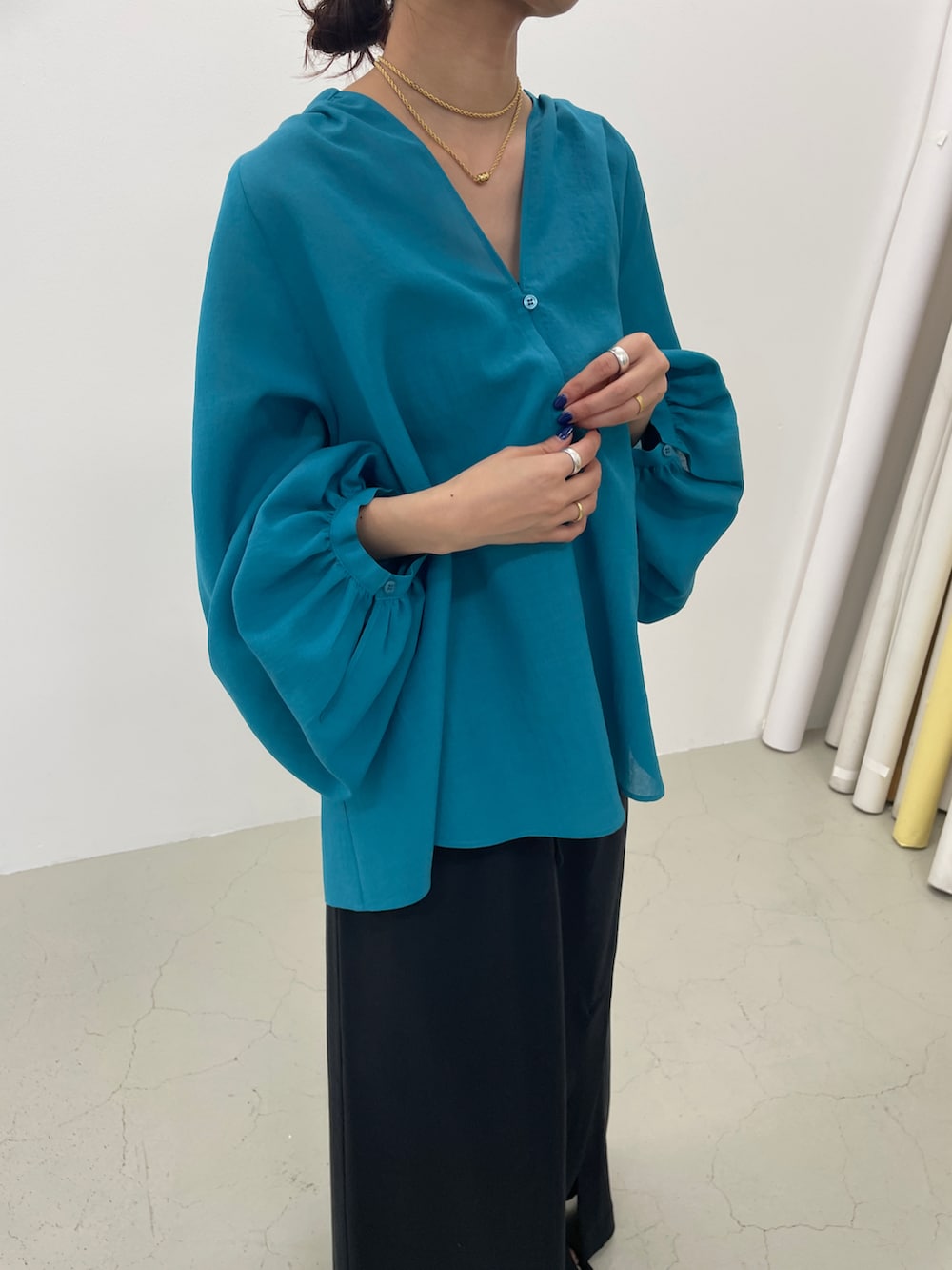 ブルー系のシャツ/ブラウス、ブラック系のスカートを着用したレディースの春コーディネートの3枚目の写真