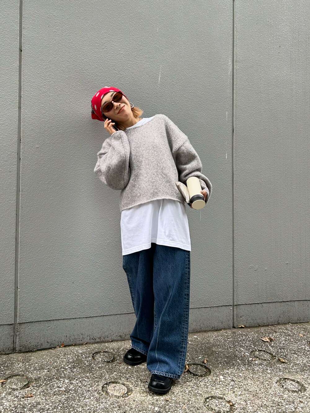 「淡色コーデ、テーマパークコーデ、おでかけコーデ、秋服、秋冬コーデ、低身長コーデ、ラクチンコーデ、きれいめカジュアル、オトナ女子、低身長女子、シンプルスタイル、シンプルコーデ、レイヤードスタイル、レイヤード、デニム」｜「BLACK BY MOUSSYのcocoon sleeve knit tops(コクーンスリーブニットトップス)（ニット/セーター、グレー系）」を使った、BLACKBYMOUSSY_staffさん（レディース・158cm）の秋コーディネートの2枚目の写真