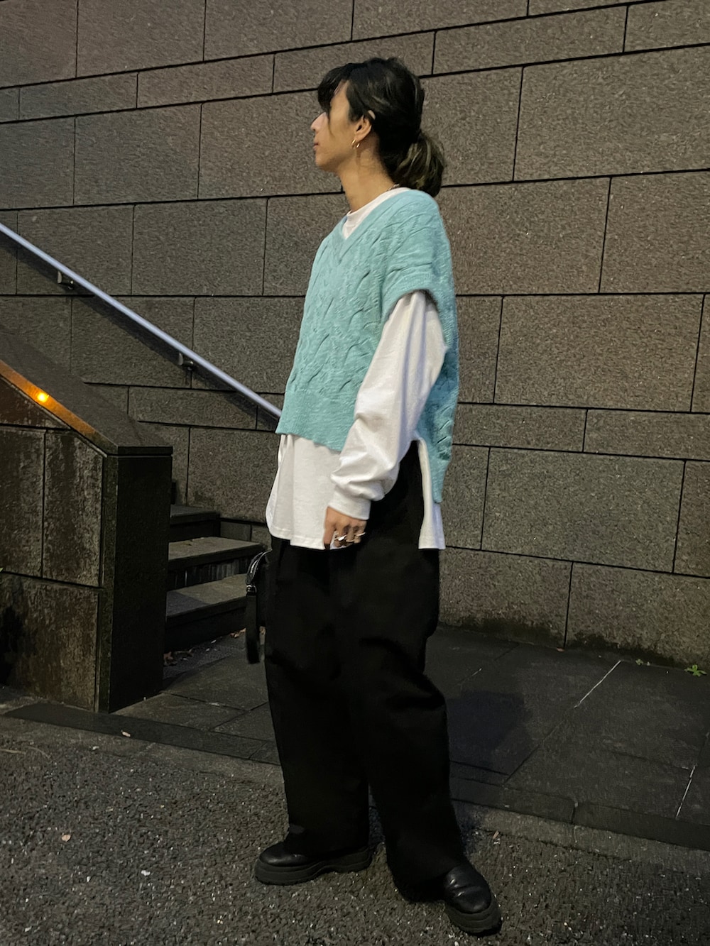 ホワイト系のTシャツ/カットソー、ブラック系のその他パンツ、ブルー系のベストを着用したレディースの冬コーディネートの2枚目の写真