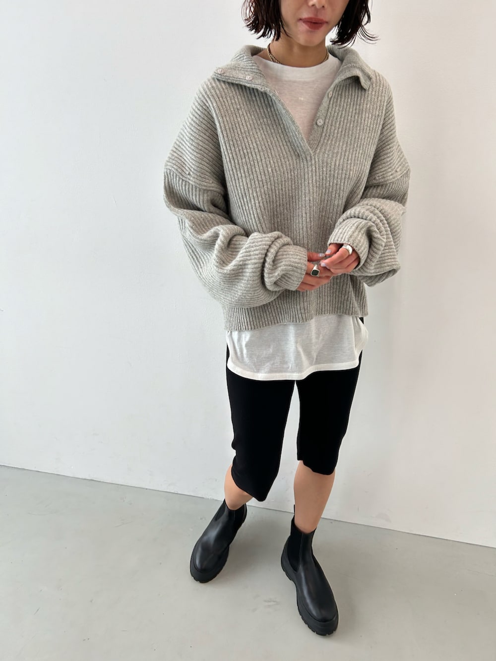 「スポーツミックス、秋コーデ、テーマパークコーデ、レギンス、ニット、レイヤードスタイル、ハーフパンツ、ハーフジップ、サイドゴアブーツ、ブーツ、秋冬コーデ、シンプル、オトナ女子、大人コーデ」｜「BLACK BY MOUSSYのhigh neck aze knit tops(ハイネックアゼニットトップス)（ニット/セーター、グレー系）」を使った、BLACKBYMOUSSY_staffさん（レディース・158cm）の秋コーディネートの4枚目の写真