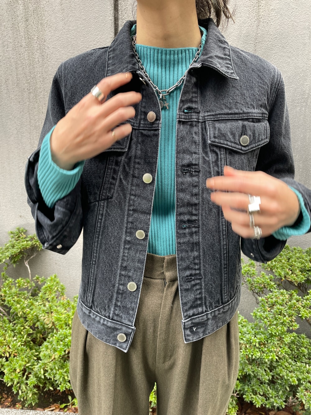 グリーン系のその他パンツ、ブラック系のデニムジャケット、ブルー系のニット/セーターを着用したレディースの冬コーディネートの4枚目の写真