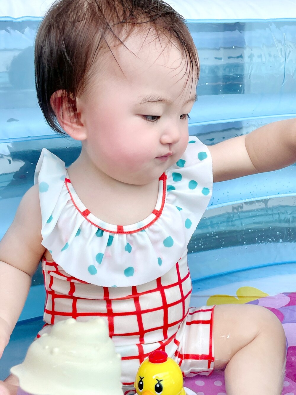 オレンジ系の水着、その他のその他、その他のその他を着用したキッズの冬コーディネートの2枚目の写真