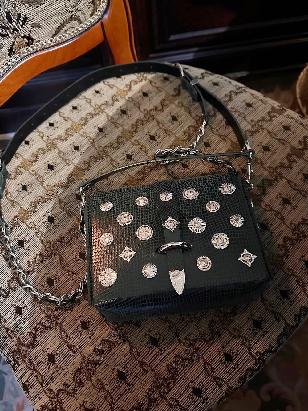 その他のタンクトップ、その他のローファー、グリーン系のショルダーバッグを着用したメンズの冬コーディネートの2枚目の写真