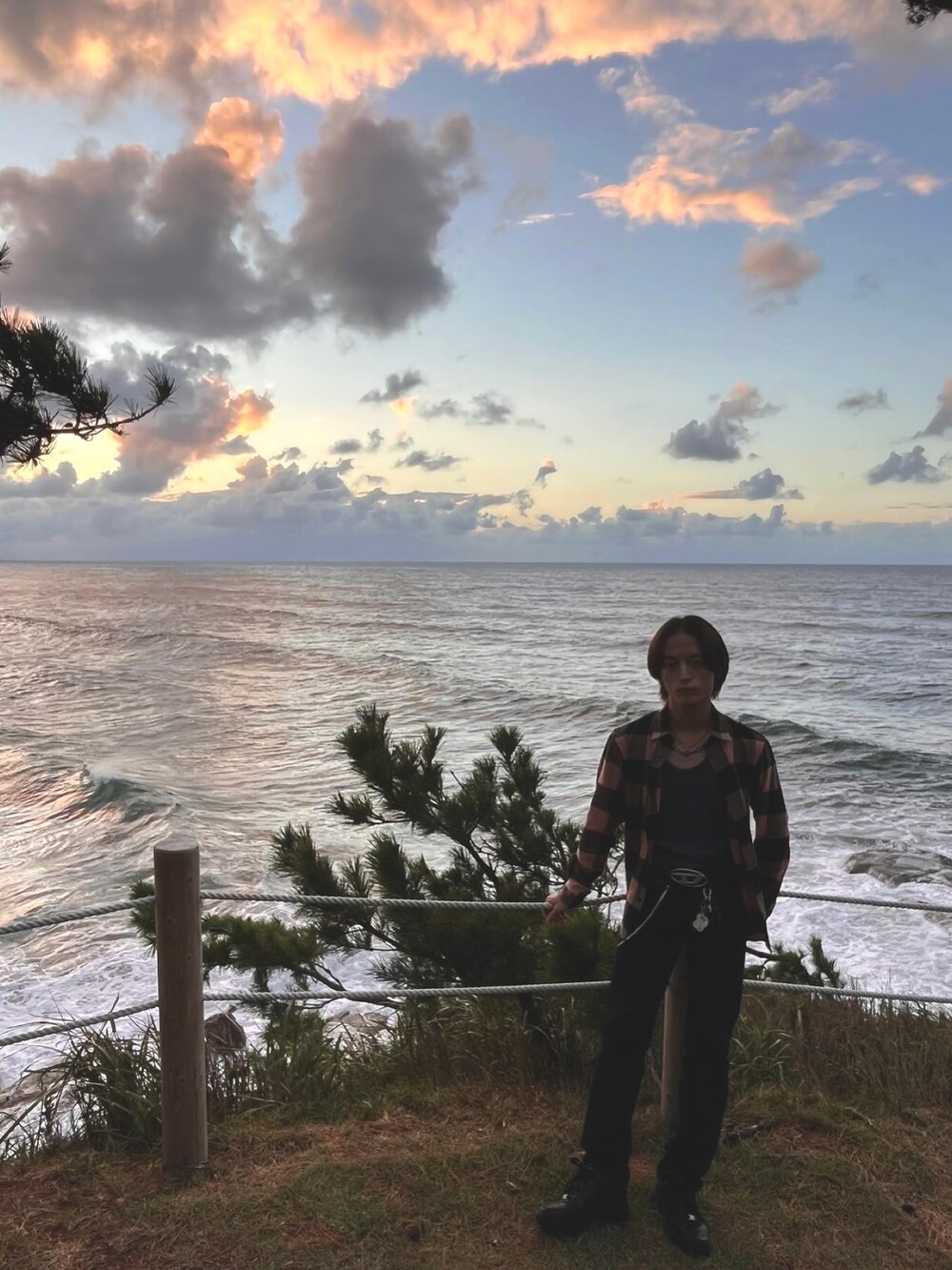 ブラック系のスニーカー、その他のシャツ/ブラウス、ブルー系のデニムパンツを着用したメンズの春コーディネートの2枚目の写真