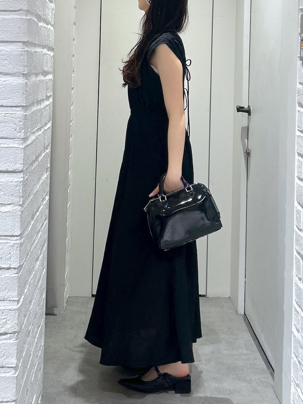 「FREE'S MARTの◆エナメルミニボストン（ショルダーバッグ、ブラック系）」を使った、yurm6さん（レディース・153cm）の春コーディネートの6枚目の写真