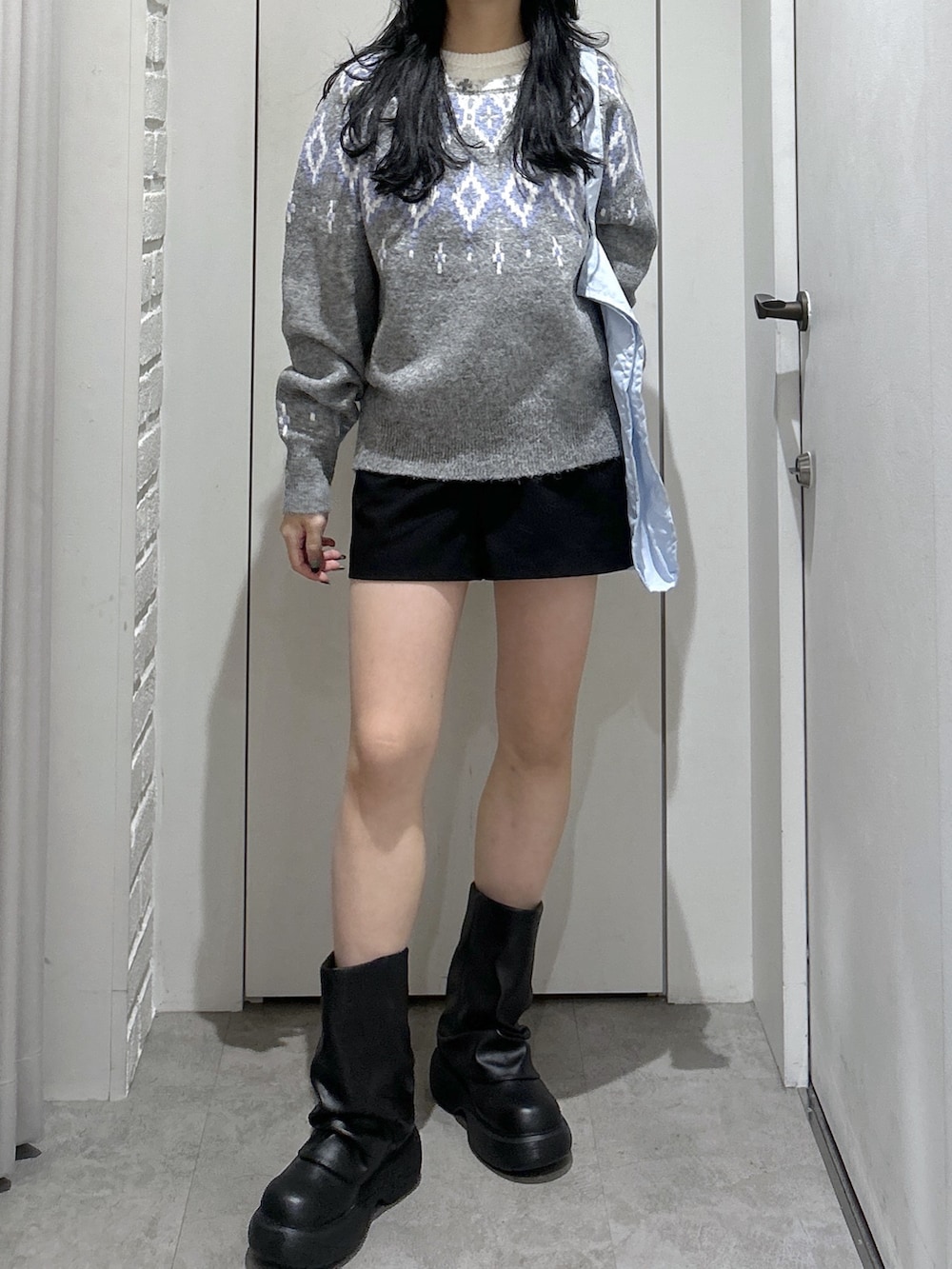 ブルー系のトートバッグ、グレー系のニット/セーター、ブラック系のその他パンツを着用したレディースの秋コーディネートの4枚目の写真