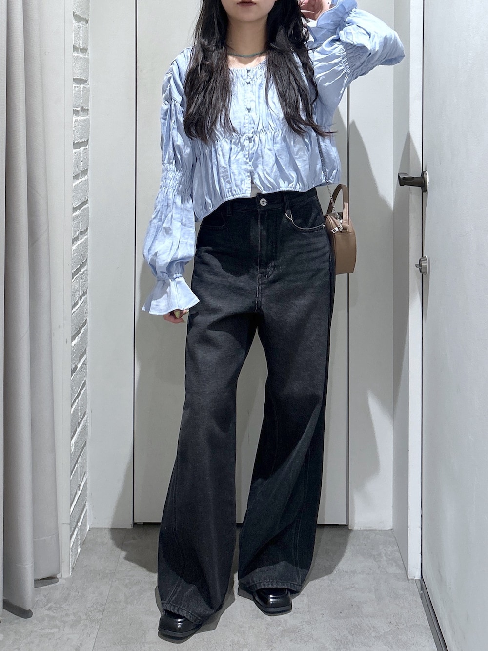 ブラック系のデニムパンツ、ブルー系のシャツ/ブラウス、ブラック系のローファーを着用したレディースの春コーディネートの4枚目の写真