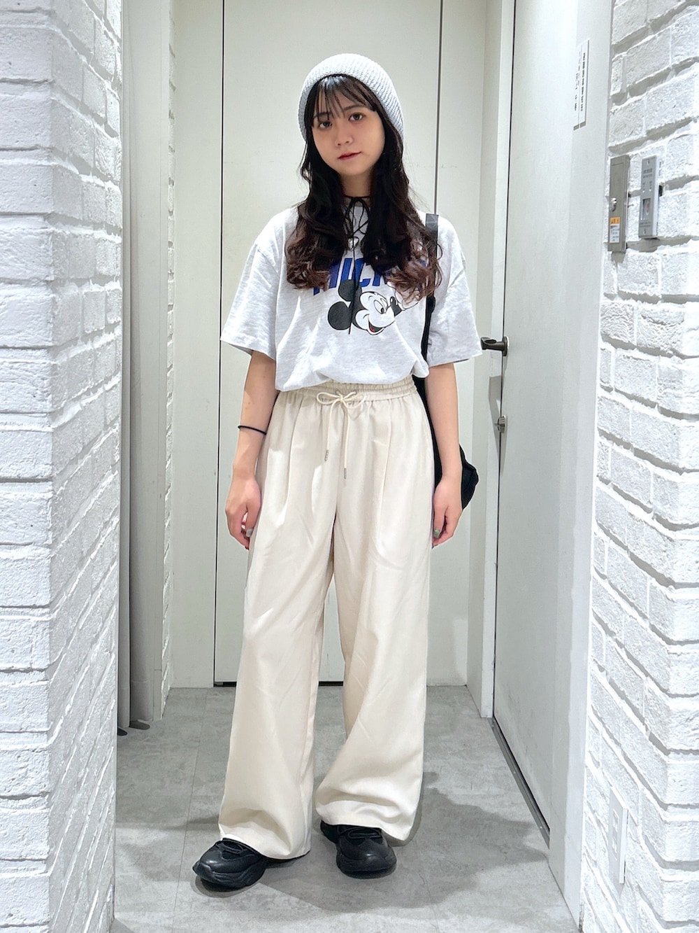 「FREE'S MARTのドローコードスニーカー（スニーカー、ブラック系）」を使った、yurm6さん（レディース・153cm）の夏コーディネートの2枚目の写真