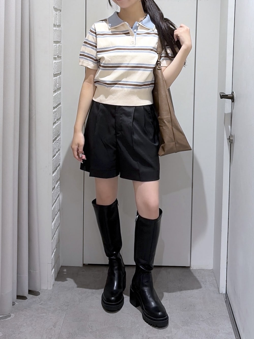 ブラック系のその他パンツ、ブラウン系のトートバッグ、ホワイト系のニット/セーターを着用したレディースの夏コーディネートの4枚目の写真