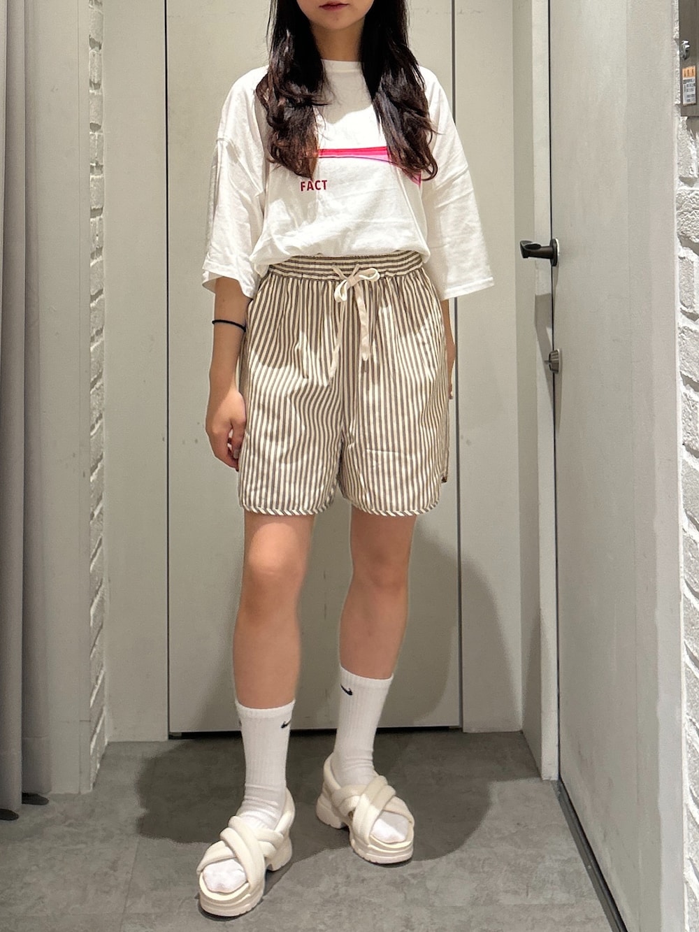 「FREE'S MARTの◆アソートグラフィックＴシャツ（Tシャツ/カットソー、ホワイト系）」を使った、yurm6さん（レディース・153cm）の夏コーディネートの8枚目の写真