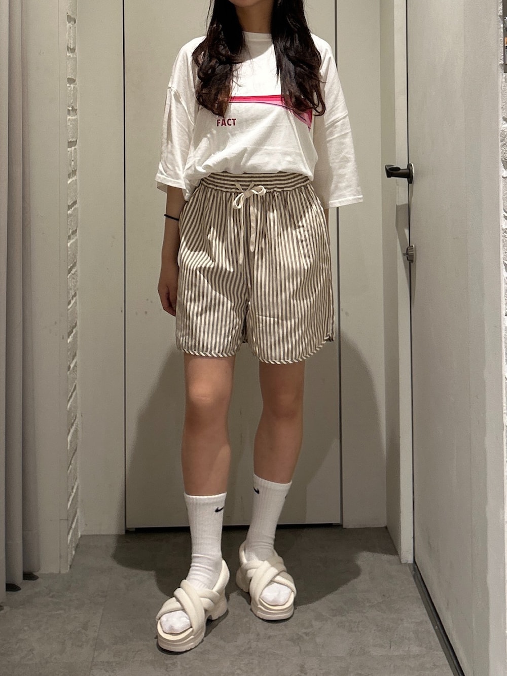 「FREE'S MARTの◆アソートグラフィックＴシャツ（Tシャツ/カットソー、ホワイト系）」を使った、yurm6さん（レディース・153cm）の夏コーディネートの6枚目の写真