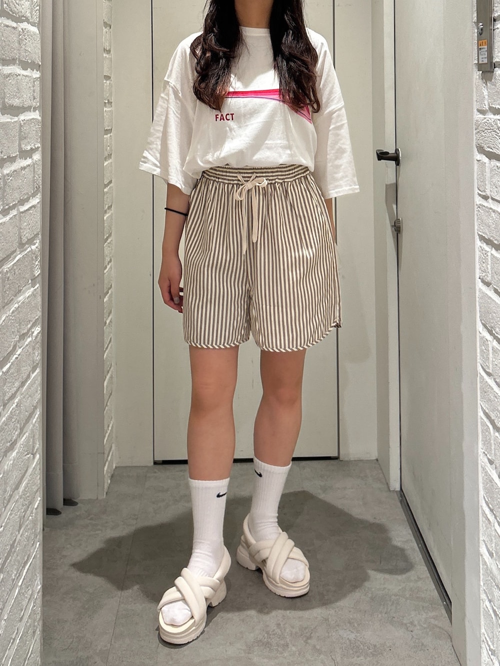 「FREE'S MARTの◆アソートグラフィックＴシャツ（Tシャツ/カットソー、ホワイト系）」を使った、yurm6さん（レディース・153cm）の夏コーディネートの4枚目の写真